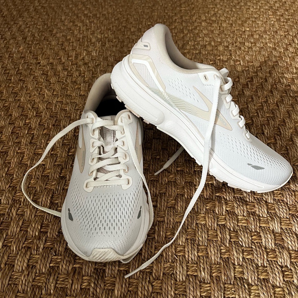Brooks Women's White Athletic Shoes